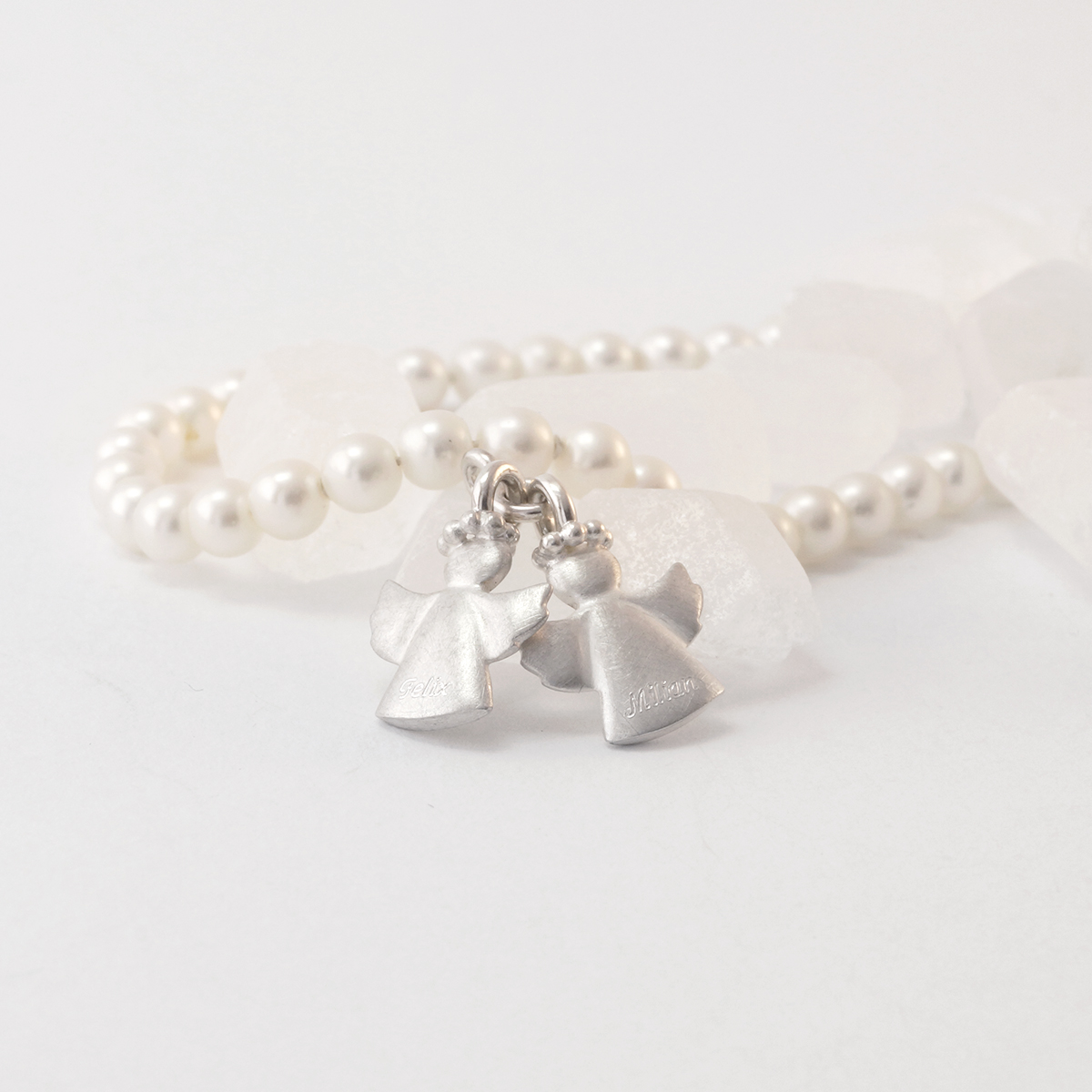 Mamis Goldstücke - personalisierter Schmuck ein besonderes Geschenk zur Geburt 4 Schutzengel Anhänger graviert mit Name in Silber.