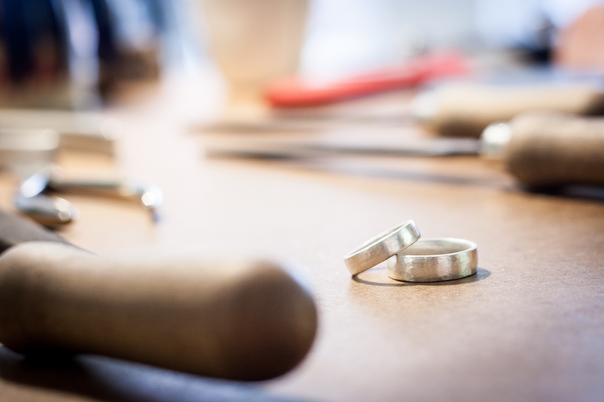 Trauringe mit Charakter - entdecke besondere Eheringe in Gold, Rose, Weißgold und Silber