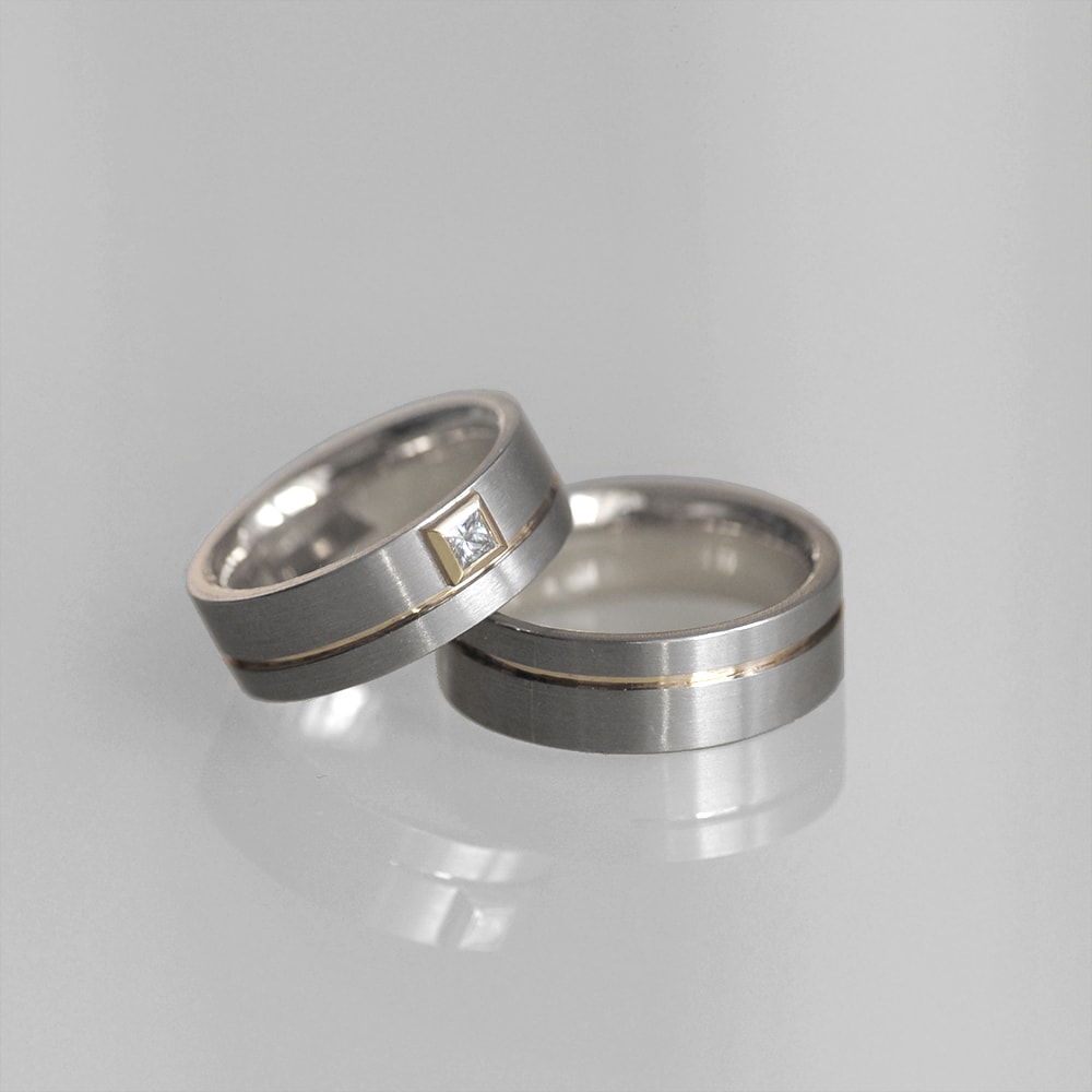 Handgemachte Weißgold Trauringe mit Diamant Prinzess innen.