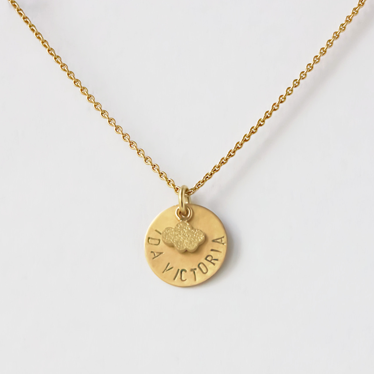 Geschenk zur Geburt von Hand fürs Herz - in Gold Anhänger mit Name
