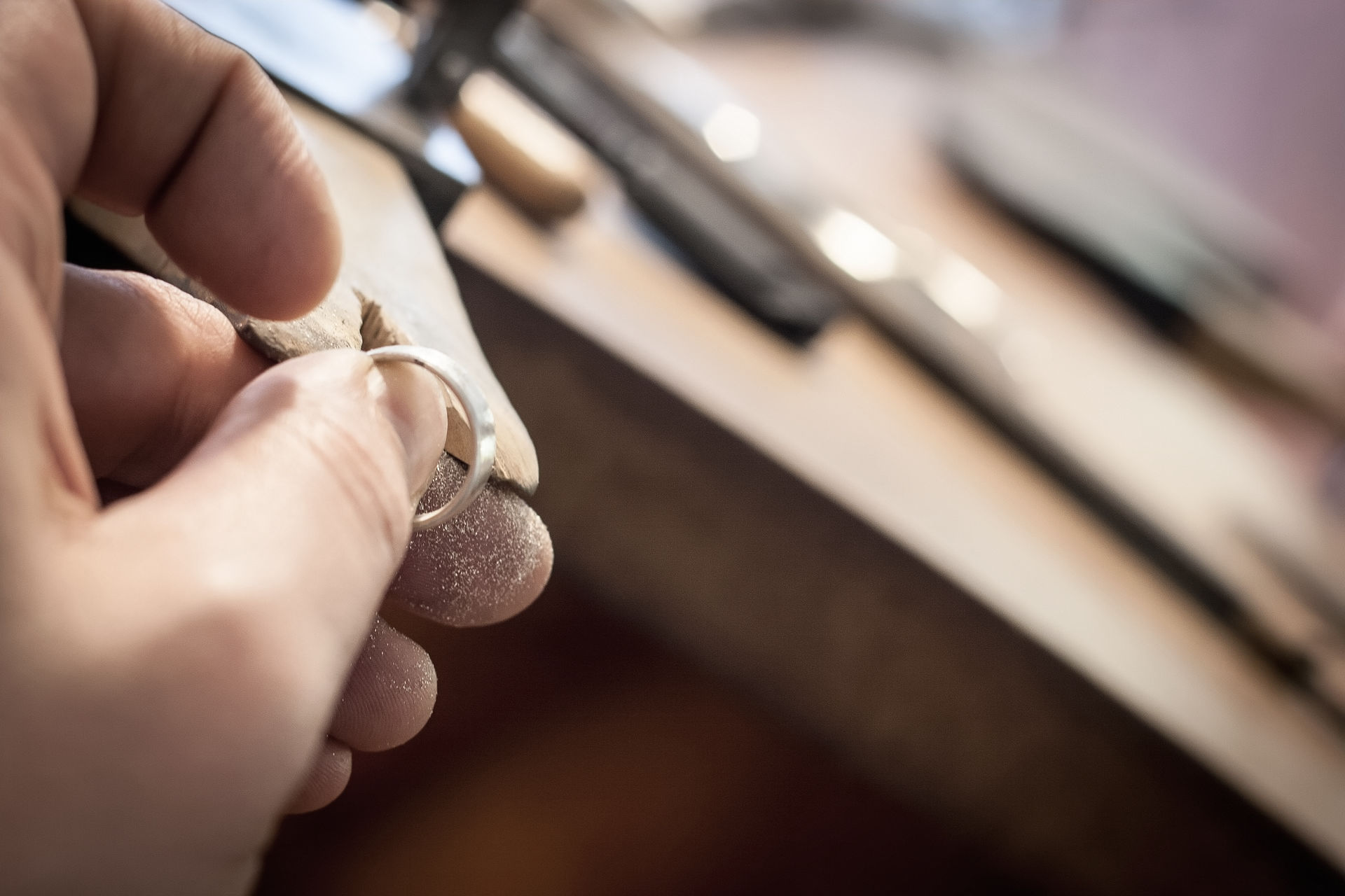 Goldschmiedekurs - so geht selber Schmuck machen Gallery 2 Carousel 4 Einzelanfertigung Silberring für besonderen Anlass