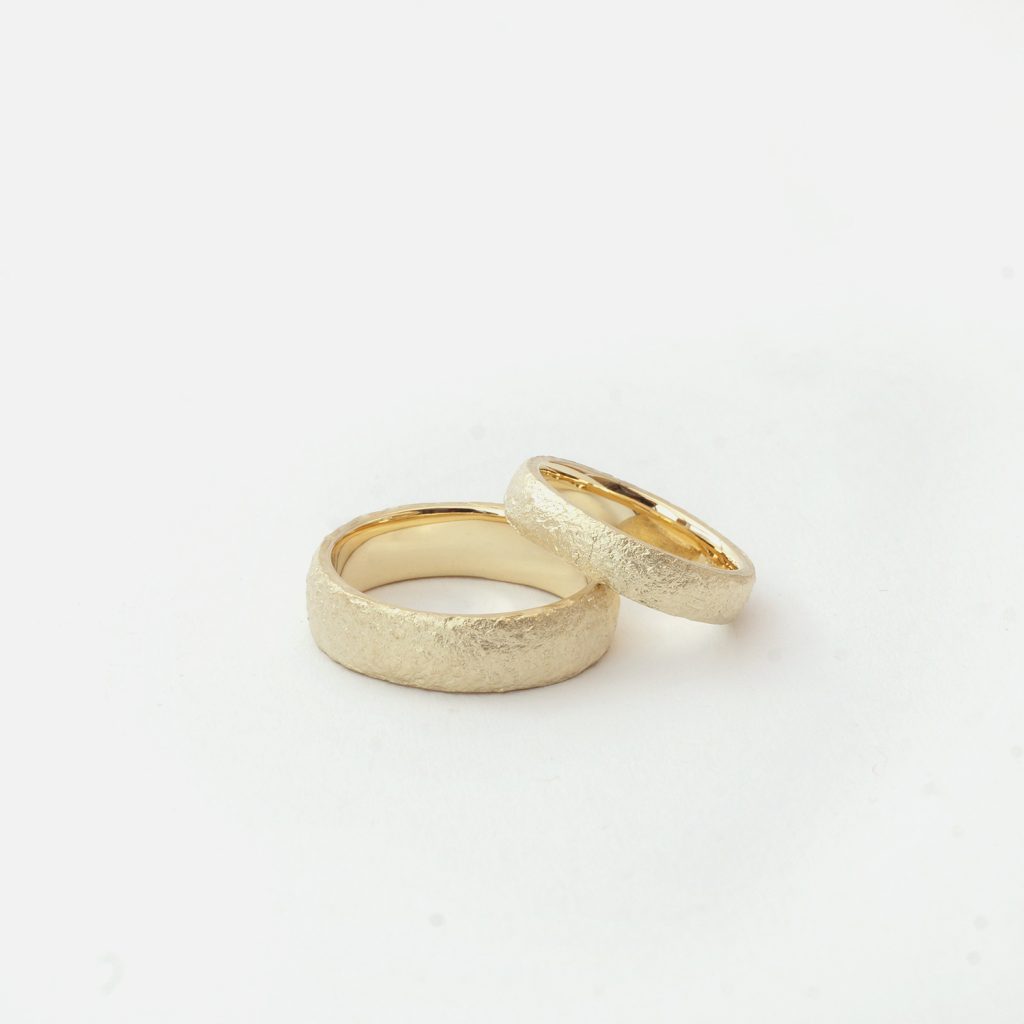 Handgemachte, besondere Trauringe in Gold.